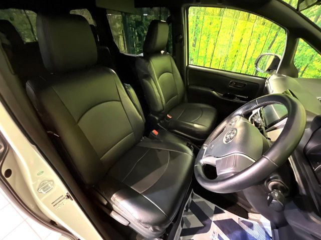 TOYOTA NOAH HYBRID 2017