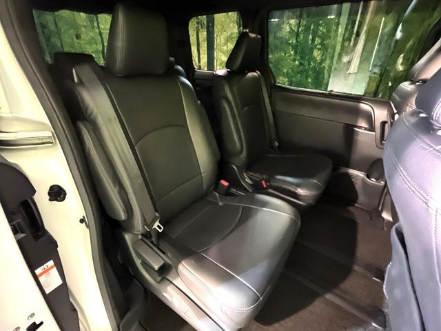 TOYOTA NOAH HYBRID 2017