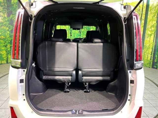 TOYOTA NOAH HYBRID 2017