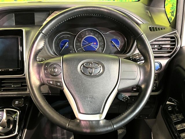 TOYOTA NOAH HYBRID 2017