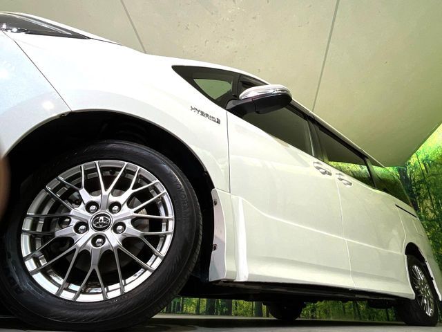 TOYOTA NOAH HYBRID 2017