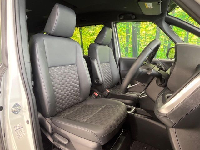 TOYOTA VOXY HYBRID 2023