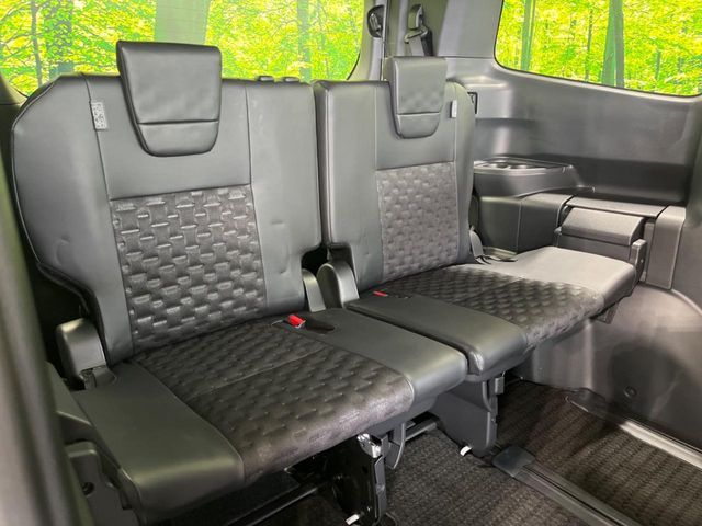 TOYOTA VOXY HYBRID 2023