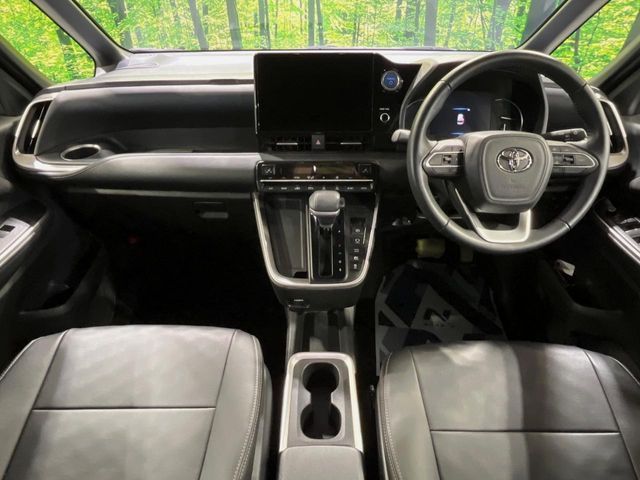 TOYOTA VOXY HYBRID 2023