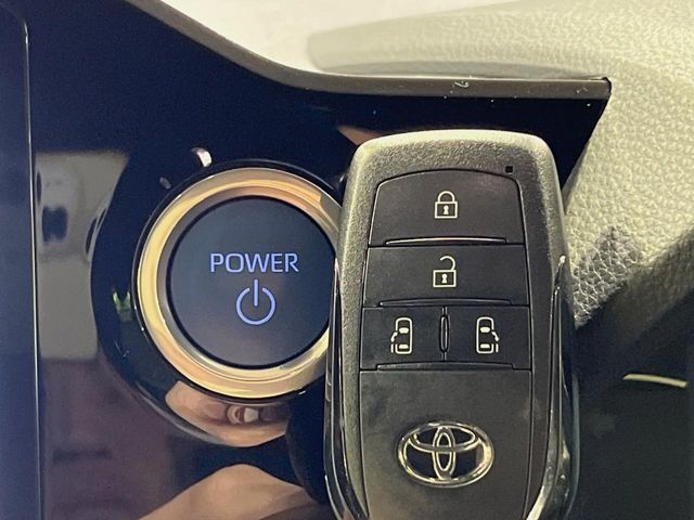 TOYOTA VOXY HYBRID 2023