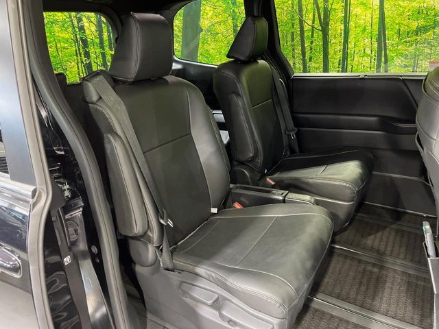 TOYOTA VOXY HYBRID 2023