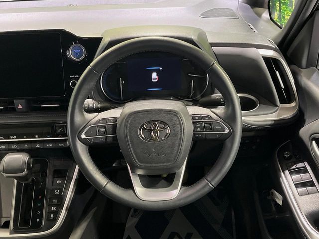 TOYOTA VOXY HYBRID 2023