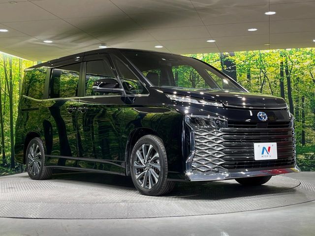 TOYOTA VOXY HYBRID 2023