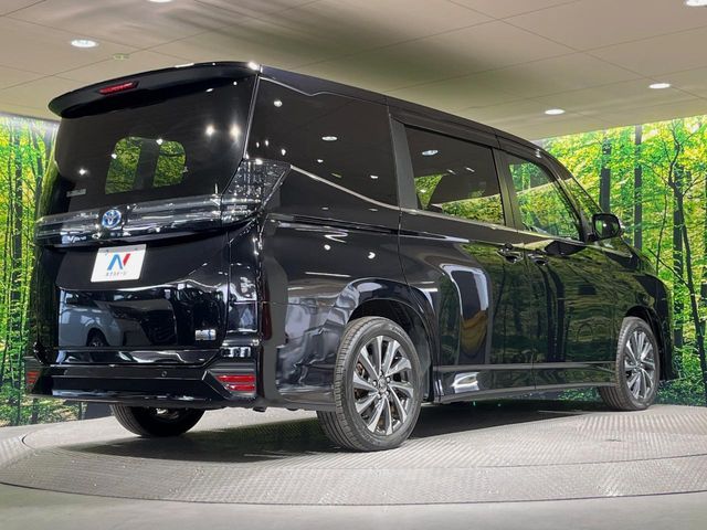 TOYOTA VOXY HYBRID 2023