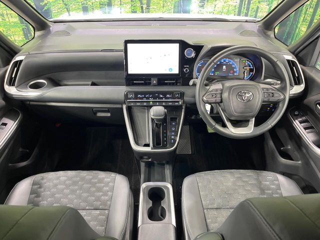 TOYOTA VOXY HYBRID 2022