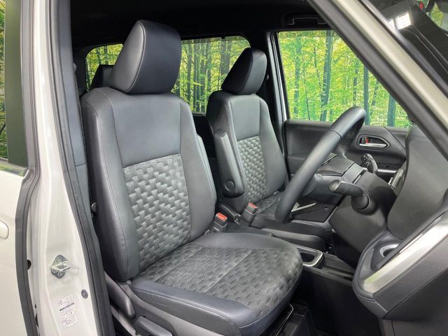 TOYOTA VOXY HYBRID 2022