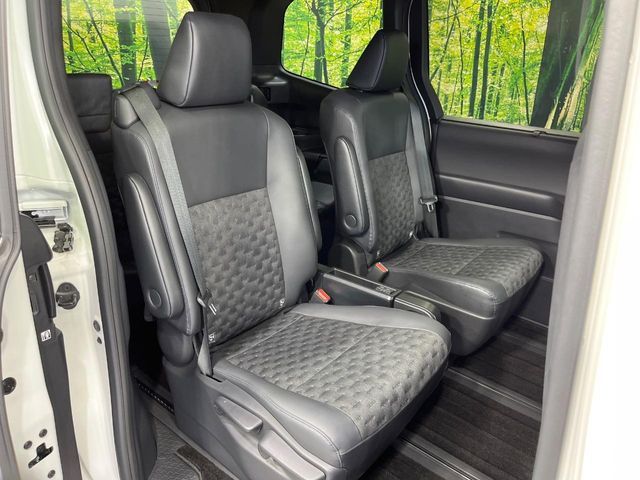 TOYOTA VOXY HYBRID 2022