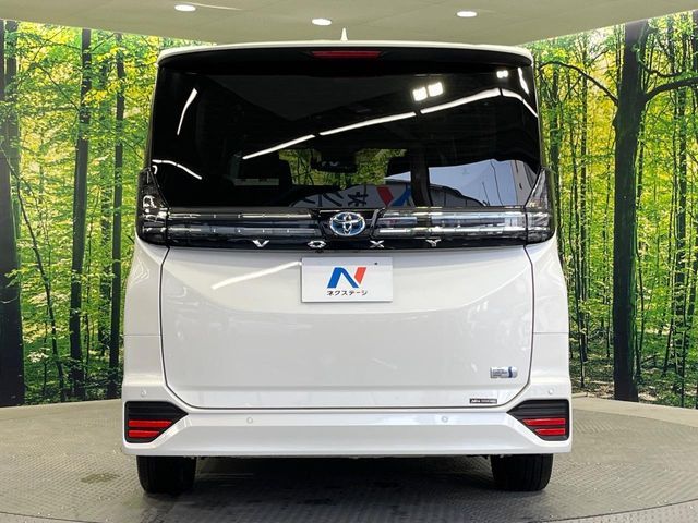 TOYOTA VOXY HYBRID 2022