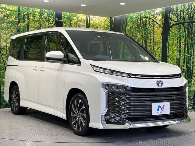 TOYOTA VOXY HYBRID 2022