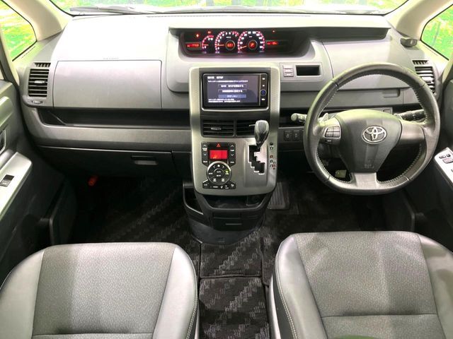 TOYOTA VOXY 2013