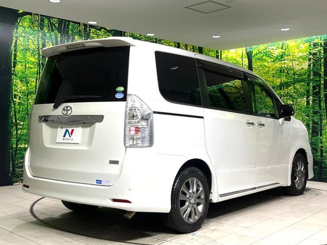 TOYOTA VOXY 2013
