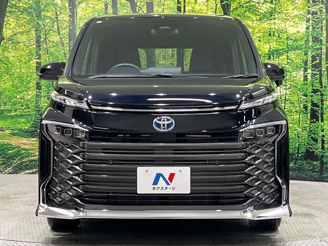 TOYOTA VOXY HYBRID 2024