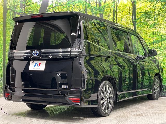 TOYOTA VOXY HYBRID 2024