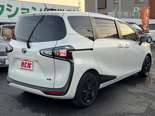 TOYOTA SIENTA HYBRID 2022