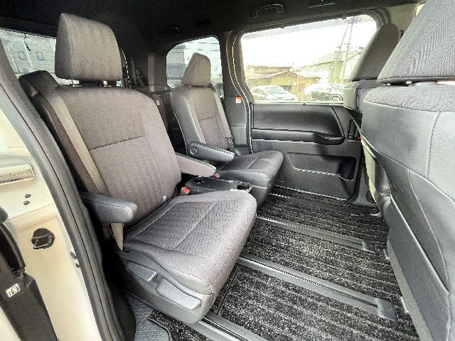 TOYOTA NOAH 4WD 2023