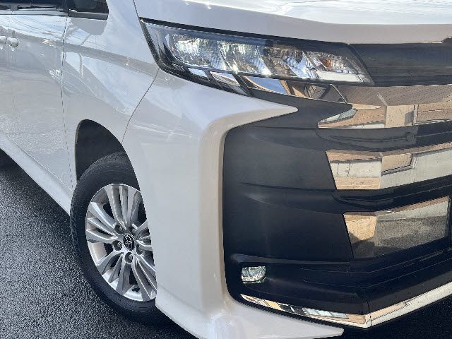 TOYOTA NOAH 4WD 2023