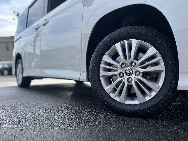 TOYOTA NOAH 4WD 2023