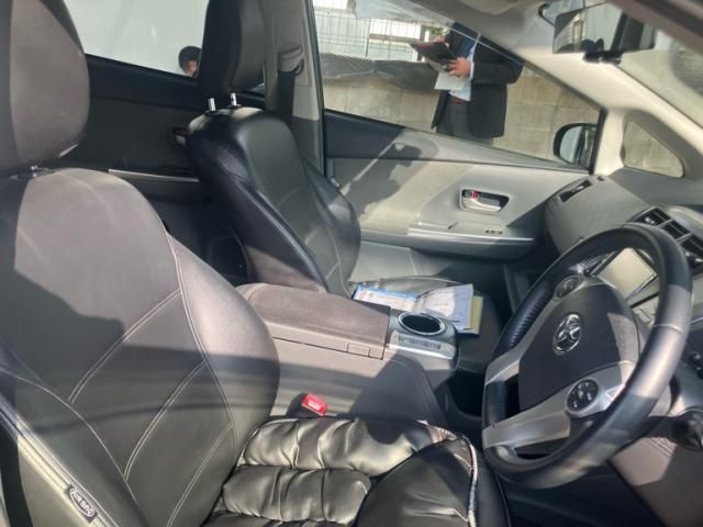 TOYOTA PRIUS Alpha 2012