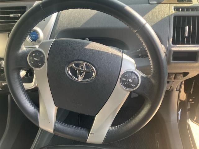 TOYOTA PRIUS Alpha 2012