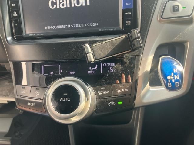 TOYOTA PRIUS Alpha 2012