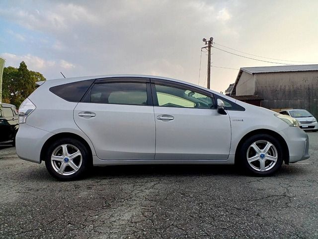 TOYOTA PRIUS Alpha 2013