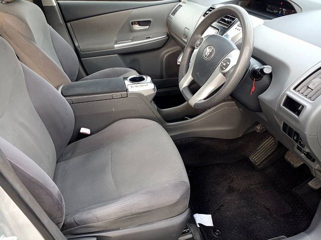 TOYOTA PRIUS Alpha 2013