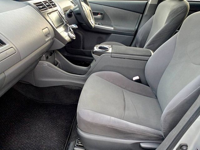 TOYOTA PRIUS Alpha 2013