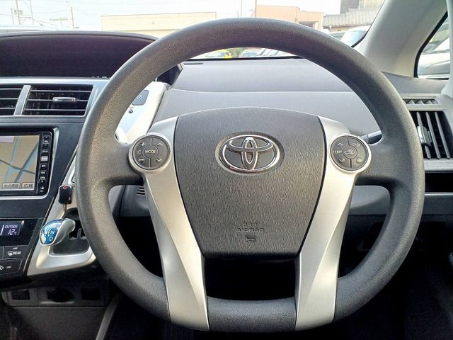 TOYOTA PRIUS Alpha 2013