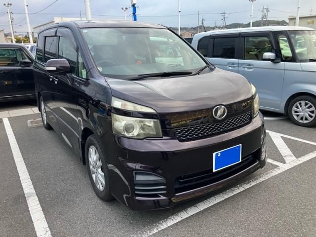 TOYOTA VOXY 2010