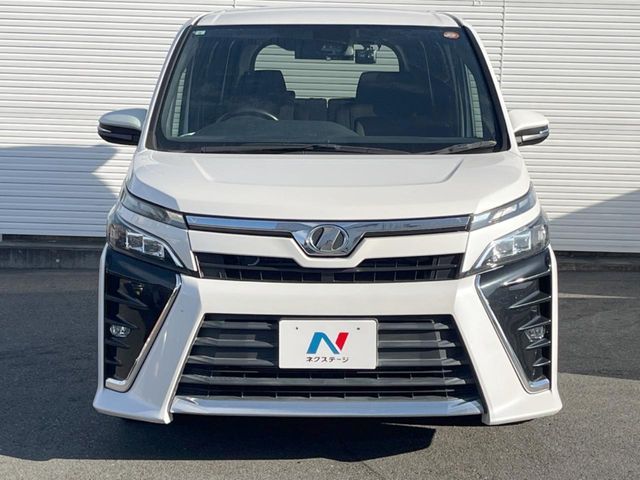 TOYOTA VOXY 2017