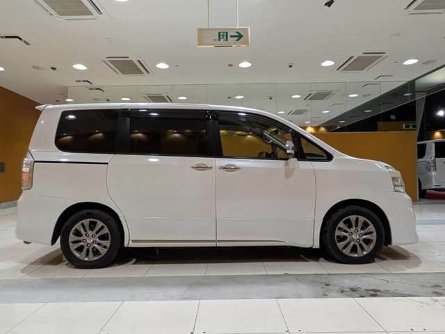 TOYOTA VOXY 2011