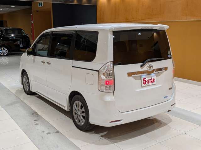 TOYOTA VOXY 2011