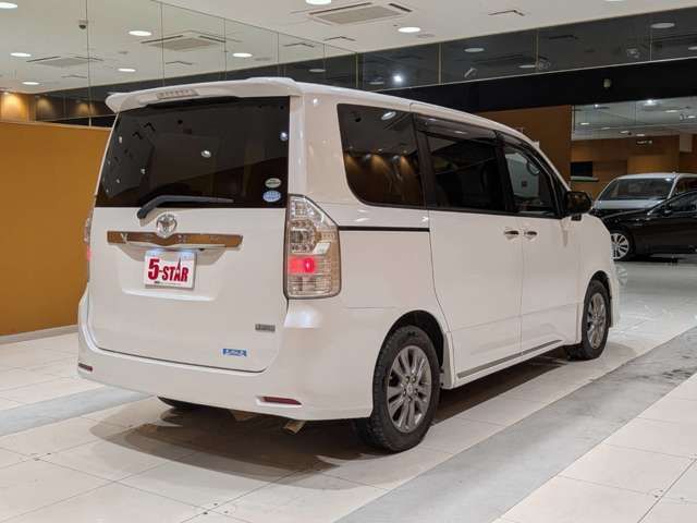TOYOTA VOXY 2011