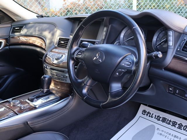 MITSUBISHI DIGNITY 2012