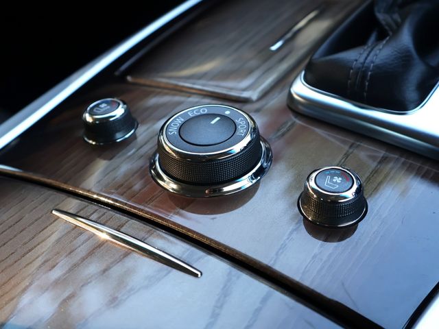 MITSUBISHI DIGNITY 2012