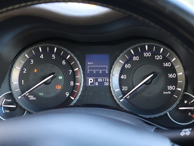 MITSUBISHI DIGNITY 2012