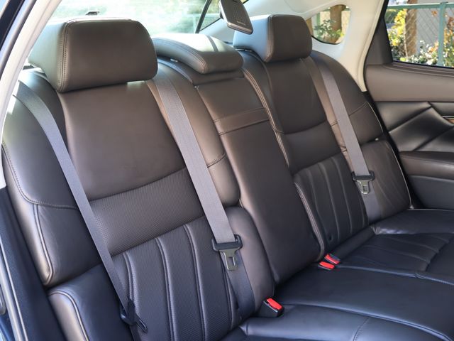 MITSUBISHI DIGNITY 2012