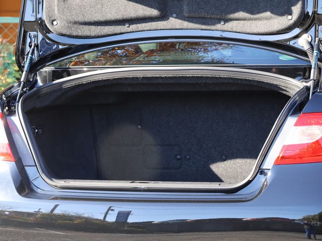 MITSUBISHI DIGNITY 2012