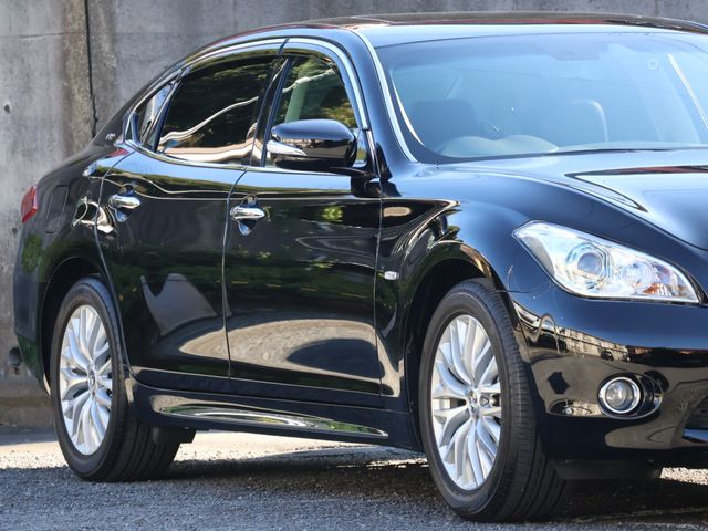 MITSUBISHI DIGNITY 2012