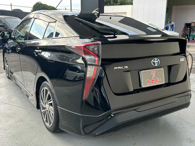 TOYOTA PRIUS 2017