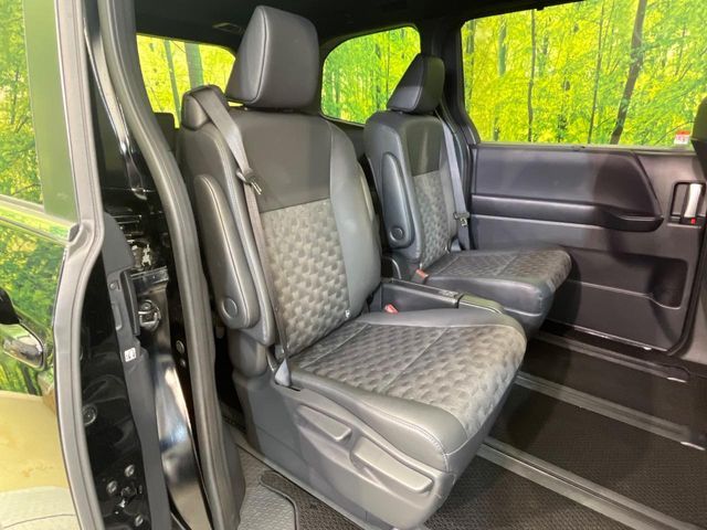 TOYOTA VOXY 4WD 2025