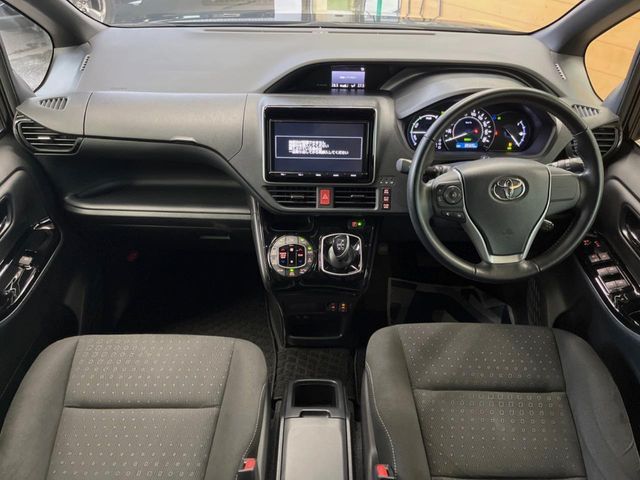 TOYOTA NOAH HYBRID 2017