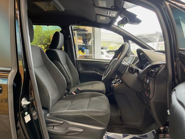 TOYOTA NOAH HYBRID 2017