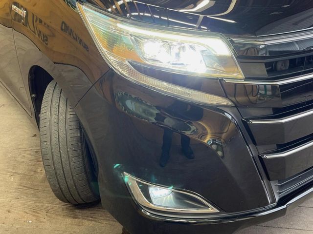 TOYOTA NOAH HYBRID 2017