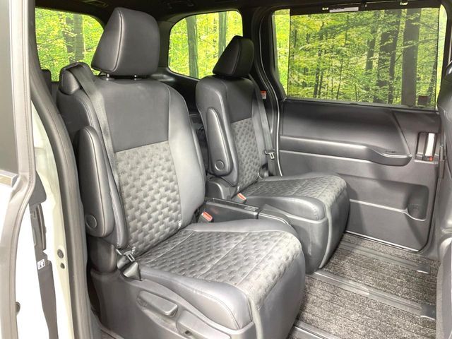 TOYOTA VOXY HYBRID 2023